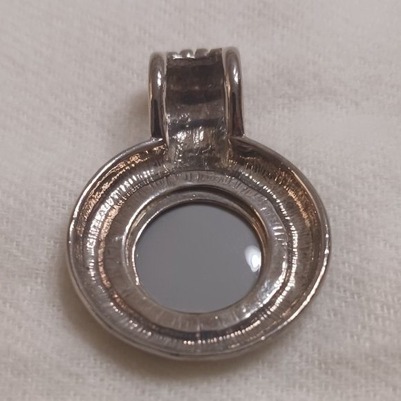 Beautiful Silver Tone Pendant With Yellow Green Stone - Picture 2 of 4